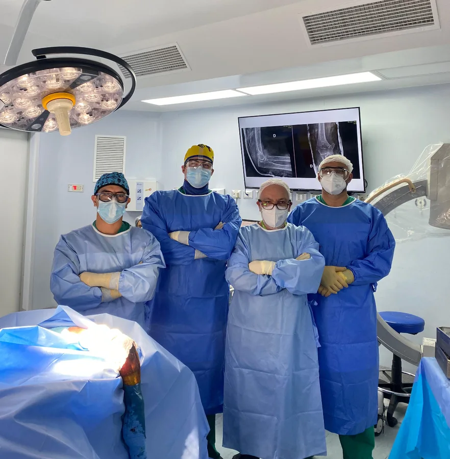 Dr. Navarro y equipo quirúrgico en pabellón